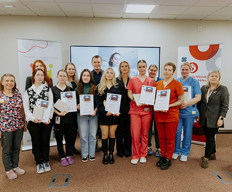 Bērnu slimnīcā pirmoreiz pasniegtas Māszinību stipendijas topošajām bērnu māsām
