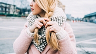 5 ieteikumi, kā rūpēties par matu veselību ziemas periodā