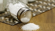8 pazīmes, kas var liecināt par pārmērīgu sāls daudzumu uzturā

