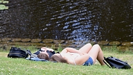 Arvien pieaugot ādas audzēju gadījumiem, dermatologs brīdina par sauļošanās kaitīgumu
