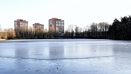 Daugavā pie Dienvidu tilta ledū piektdien ielūzis cilvēks