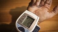 Eksperti: Paaugstinātu asinsspiedienu var arī nejust, un tas skar aizvien jaunākus cilvēkus

