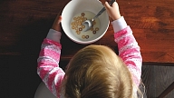 Kā plānot maza bērna ikdienas ēdienreizes? Iesaka eksperti