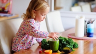 Kad un kā mazuļa uzturā iekļaut zaļumus? Skaidro uztura speciāliste