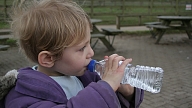 Kāda veida ūdeni labāk izvēlēties bērnam? Skaidro uztura speciāliste