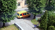Krītot no augstuma, divi vīrieši Zemgalē guvuši nopietnas traumas