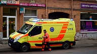 Mediķi slimnīcā nogādā batutā uz galvas piezemējušos bērnu