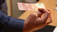 Mēneša laikā iemaksas veselības apdrošināšanai veikuši teju 950 cilvēki 100 000 eiro apmērā
