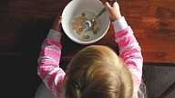 Nepietiekamas vecāku zināšanas par mazu bērnu uzturu šodien – bērna veselības riski nākotnē

