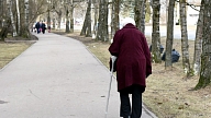 Pensionāres ar plakātiem rokās aicina atcelt vecuma ierobežojumus bezmaksas valsts vēža skrīningam