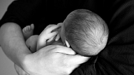 Pētījums: Gadalaiks, kurā piedzimst bērns, var ietekmēt pēcdzemdību depresijas rašanās risku

