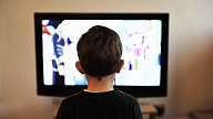 Pētījums: Latvijā katrs 10. jaunietis ir atkarīgs no filmu un seriālu skatīšanās

