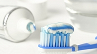 Pētījums: Vairāk nekā trešdaļa Latvijas iedzīvotāju tīra zobus tikai vienu reizi dienā