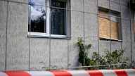Pusaudzis gūst smagas traumas, krītot no piecstāvu mājas augstuma