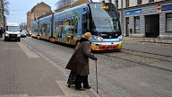 Rīgā tramvajs notriecis vīrieti