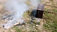 Sprāgstot degšķidruma pudelei, sieviete gūst abu kāju apdegumus