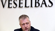 VM paļaujas uz slimnīcu vadību mediķu algām piešķirtās papildu naudas saprātīgā izmantošanā