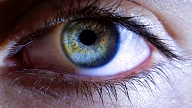6 pazīmes, kas liecina – laiks doties pie acu ārsta: Skaidro oftalmologs