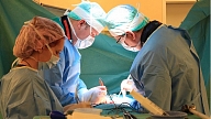 Bērnu slimnīcā veic sarežģītu operāciju pacientam ar kustību traucējumiem
