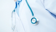 Biedrība: Ārstu blakusdarba ierobežošana var novest pie kritiska medicīnas personāla trūkuma