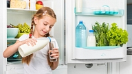 Kādai pārtikai jābūt ledusskapī, ja bērns paliek mājās viens? Iesaka uztura speciāliste