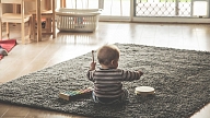 Kādas rotaļlietas nepieciešamas mazuļa attīstībai pirmajā dzīves gadā? Stāsta eksperte