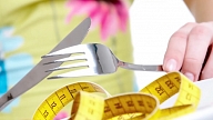Kādu kaitējumu sievietes veselībai var nodarīt diētas un ēšanas traucējumi? (VIDEO)