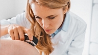 Melanomas pacientu atbalsta biedrība aicina uzlabot dermatologu pieejamību Latvijas novados