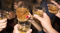 Narkoloģe: Alkoholu lieto straucoši liels skaits nepilngadīgo