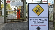 Pacientiem ar saslimšanas simptomiem pieejams vēl viens mobilais COVID-19 analīžu paņemšanas punkts