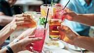 Pētījums: 60% jauniešu mēdz "iedzert par daudz"