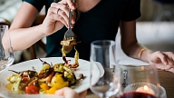 Pētījums: Katrs trešais Latvijas iedzīvotājs neievēro regulāras ēšanas reizes