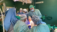 TOS veikta reta un sarežģīta operācija ar kaula pārstādīšanu no kājas uz roku