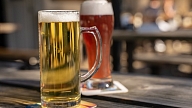 VM rosina radikāli ierobežot alkoholisko dzērienu reklāmu un mazināt pieejamību