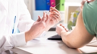 VM: Vakcinācijas un citu medicīnas personālu liela mēroga centros atlasa vakcinācijas pakalpojumu sniedzēji