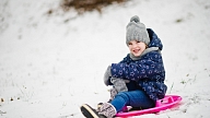 Bērnu slimnīcas ķirurgs: Ievērojot drošību, bērni var izvairīties no 70% ziemas traumu