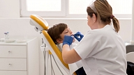 NVD: Bērnu zobārstniecībā pieejama valsts apmaksāta zobu pārklāšana ar silantiem un fluorlaku