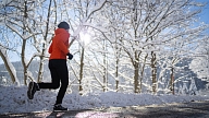 Veselībai droša skriešana un vingrošana ziemas apstākļos: Iesaka eksperte
