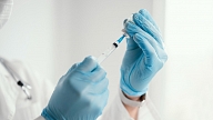 Pirmās pielāgotās Covid-19 vakcīnas rekomendētas apstiprināšanai ES