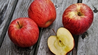 Kāpēc nevajag ēst bojātus ābolus? Skaidro eksperts