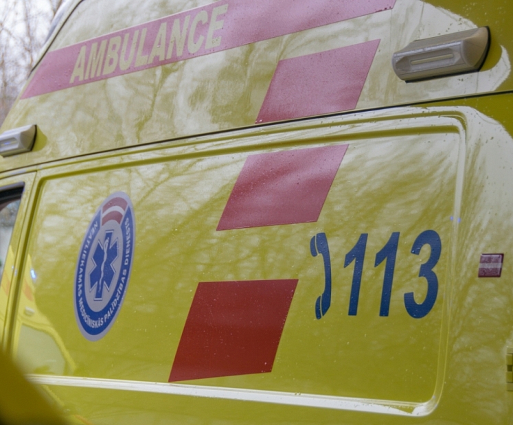 Veselības nozare turpina atbalstīt Ukrainu: ziedos medicīnisko transportlīdzekli un vakcīnas