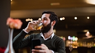 Pētījums: Par 8% samazinājies to cilvēku skaits, kuri ikdienā ierobežo alkohola patēriņu