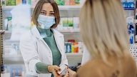 Aptauja: Zāles un medicīnas preces saviem vecākiem lielākoties iegādājas meitas