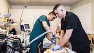 Perspektīvākās profesijas veselības un sociālās aprūpes nozarē Latvijā, ko studēt pēc 12. klases?
