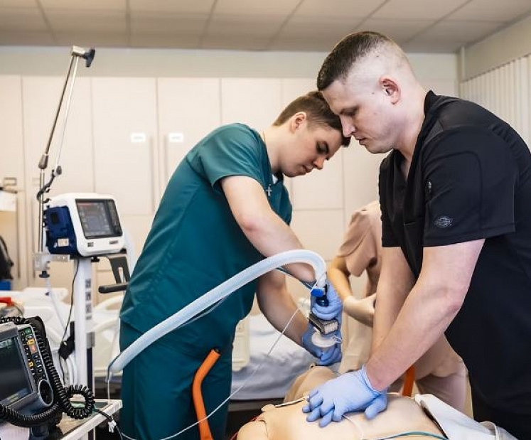 Perspektīvākās profesijas veselības un sociālās aprūpes nozarē Latvijā, ko studēt pēc 12. klases?