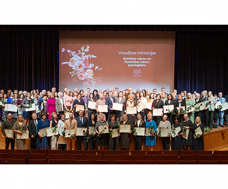 Veselības nozares profesionāļi saņem MK Atzinības rakstus un Veselības ministrijas apbalvojumus