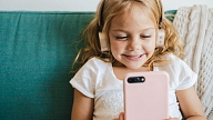 Pētījums: Tikai 12% vecāku kontrolē atvašu patērēto saturu viedierīcēs; bērni visbiežāk skatās video vai multfilmas
