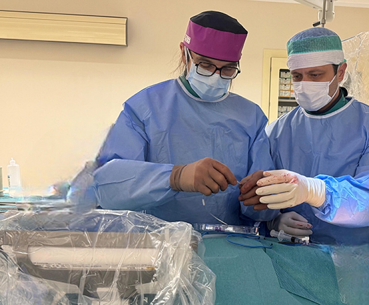 Bērnu slimnīcā dzīvību glābjoša ierīce pacientam ievietota, pirmo reizi Latvijā izmantojot jaunu pieeju