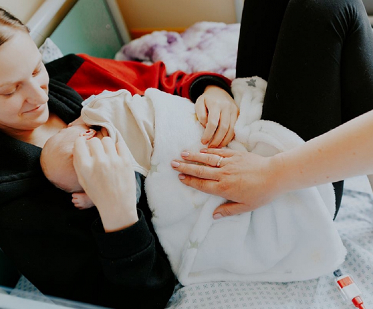 Bērnu slimnīcā emocionālu atbalstu pašu mazāko pacientu vecākiem sniedz PEP mammas