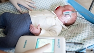 Bērnu slimnīcā uzsākts padziļināts dzirdes skrīnings jaundzimušajiem